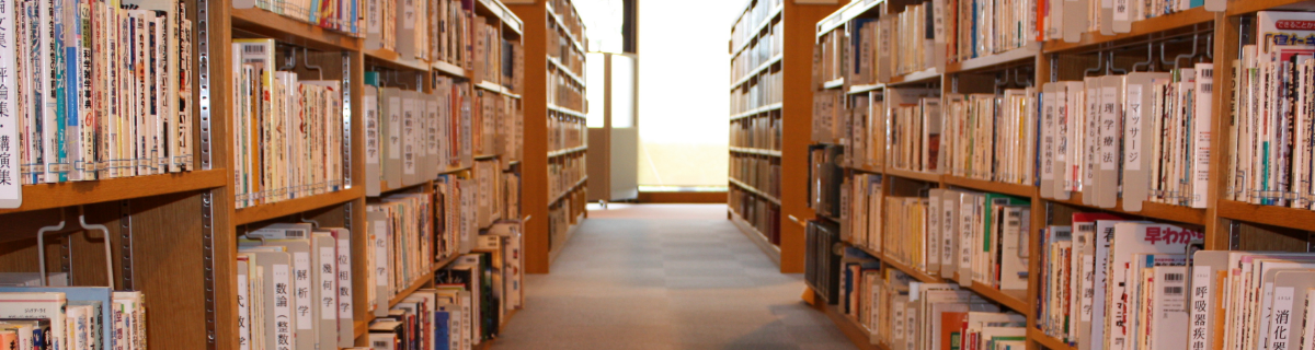 茨城町立図書館館内本棚の様子